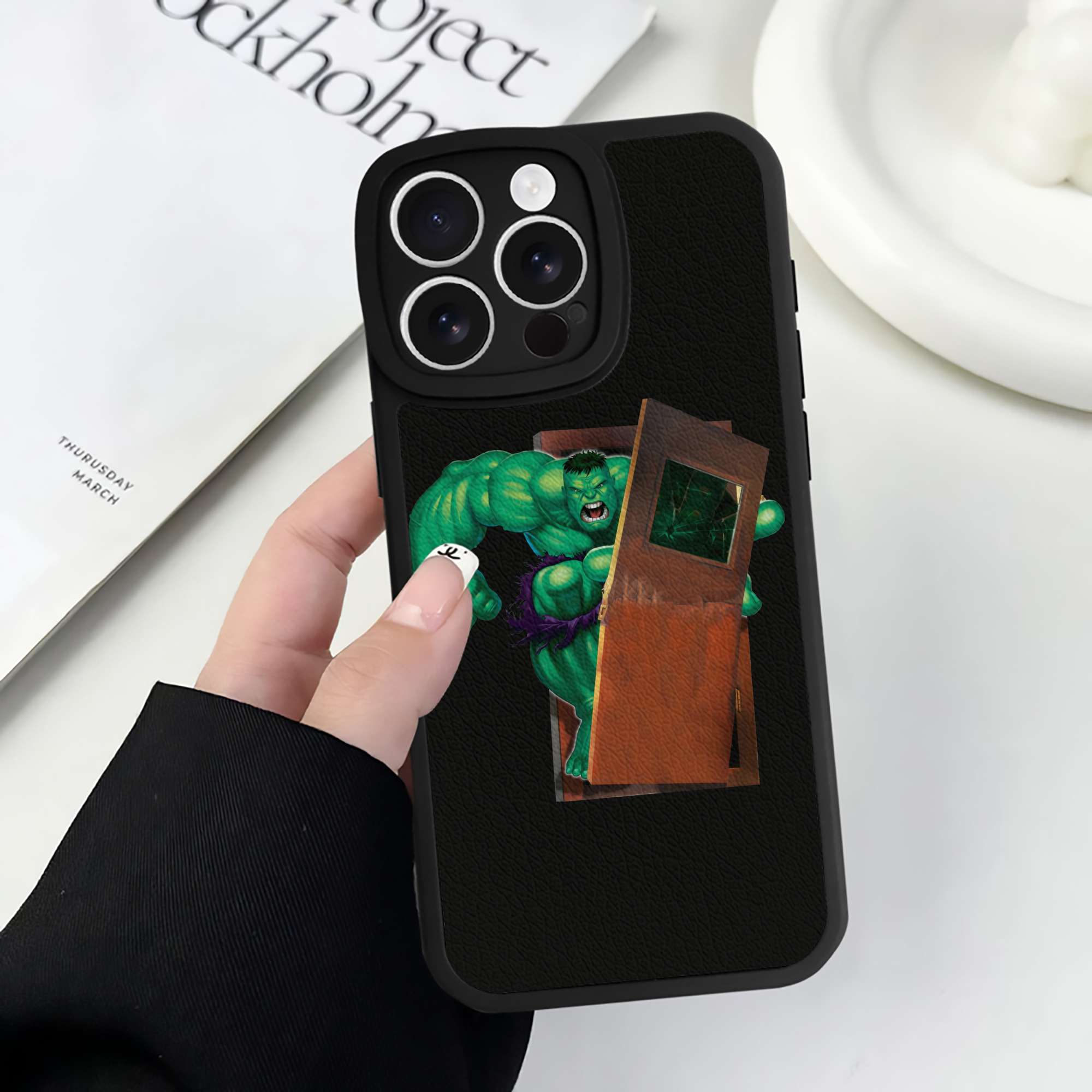 （画像用） アベンジャーズ The Avengers 【iPhone 16シリーズ対応】シリコンスマホケース（レザー調） 材質：シリコン
